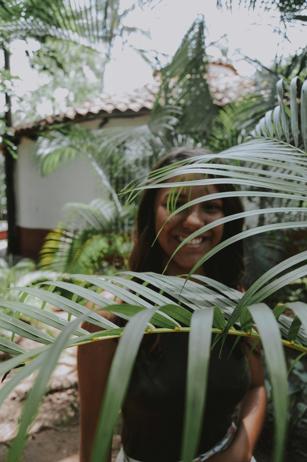 植物のそばにいる女性