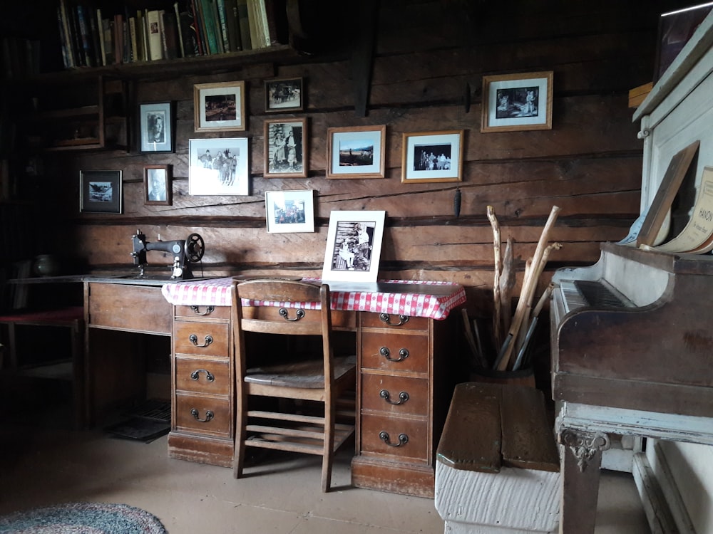 茶色の木製の机と椅子の部屋内