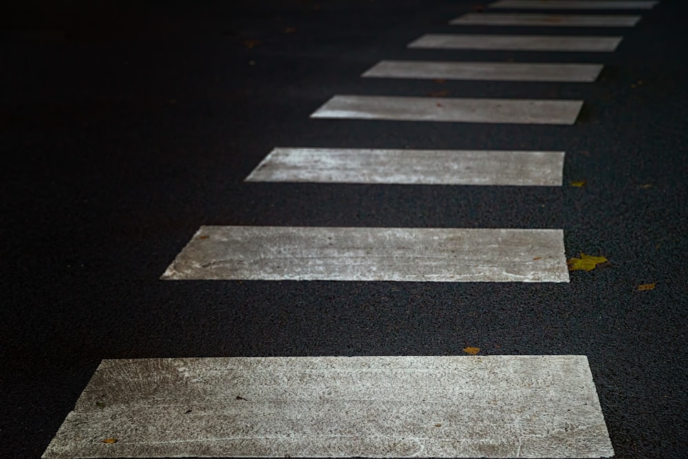 Una foto en blanco y negro de un cruce de peatones