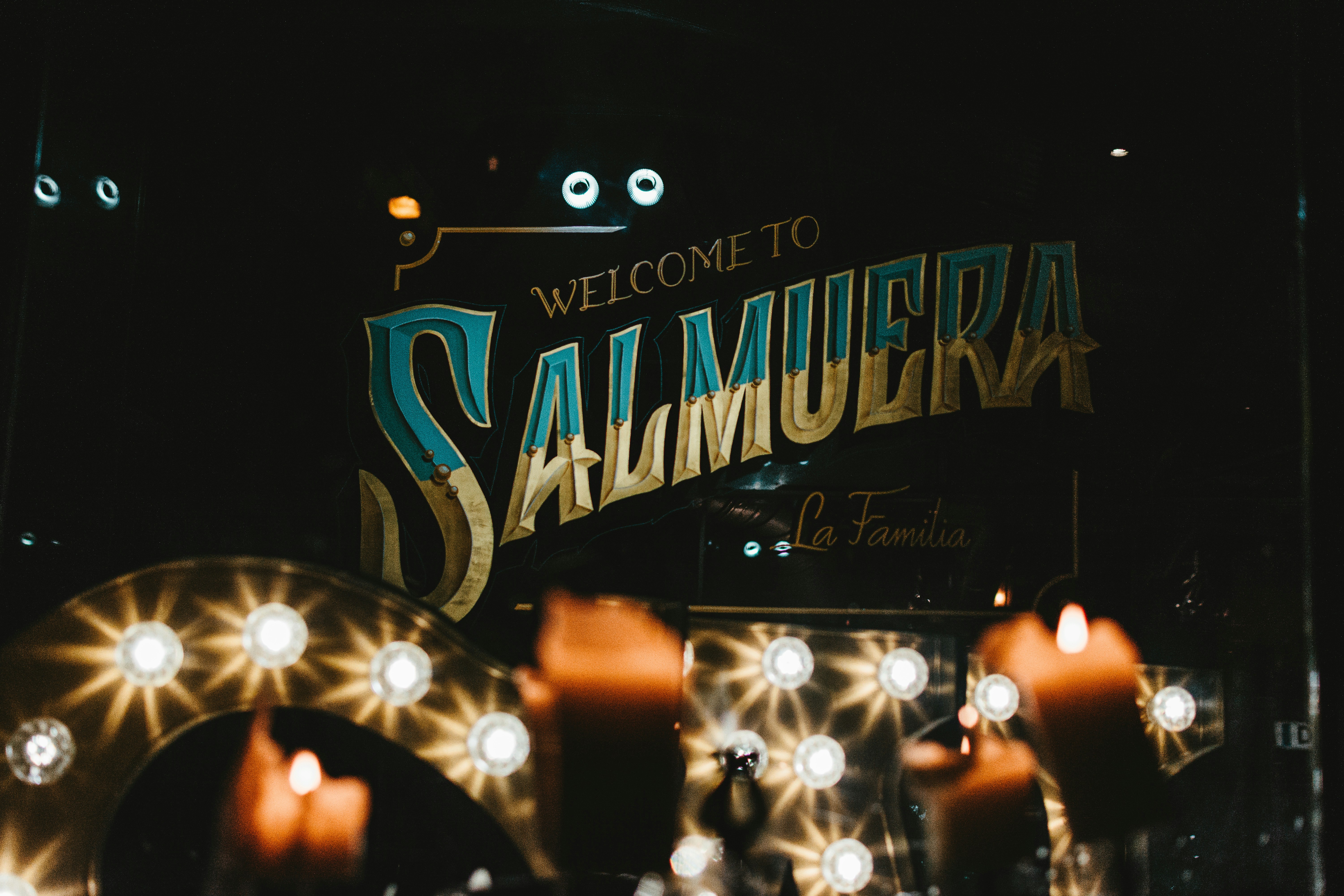 welcome to Salmuera La familia sign