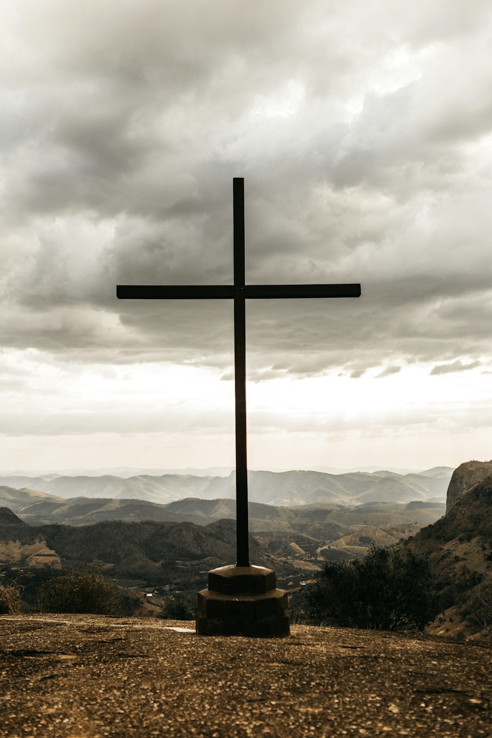 Croix noire à l’extérieur pendant la journée