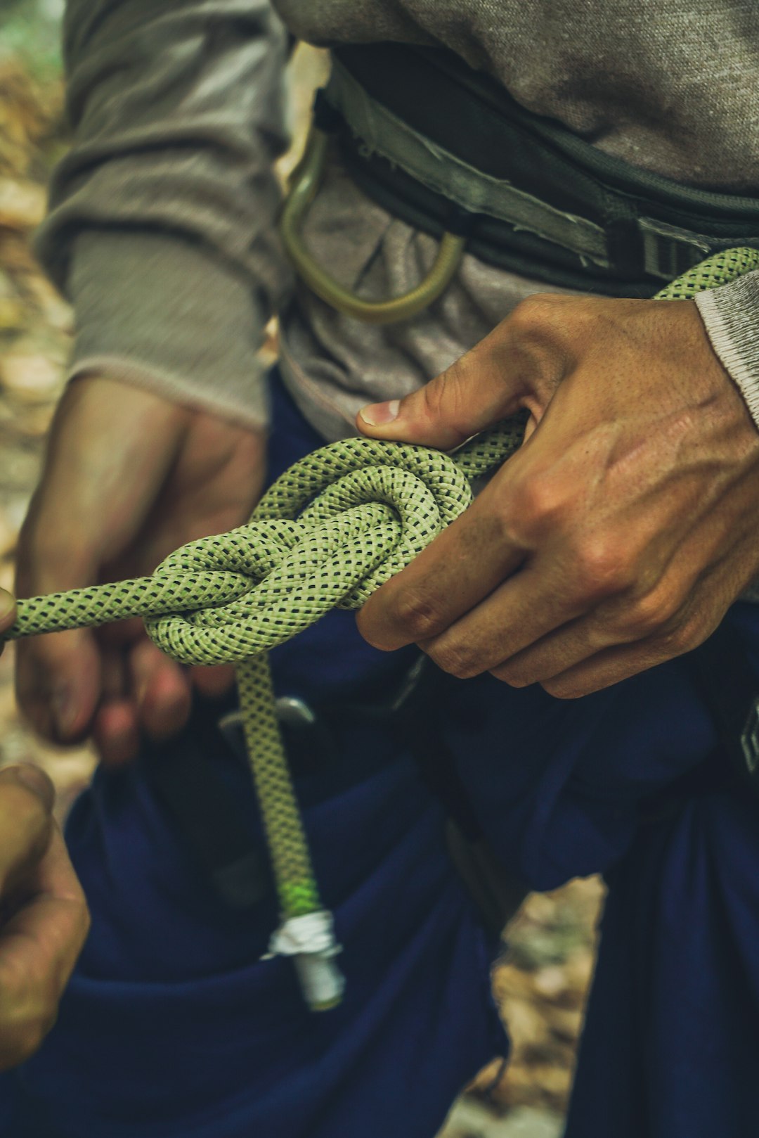 securing with a knot the climbing rope!