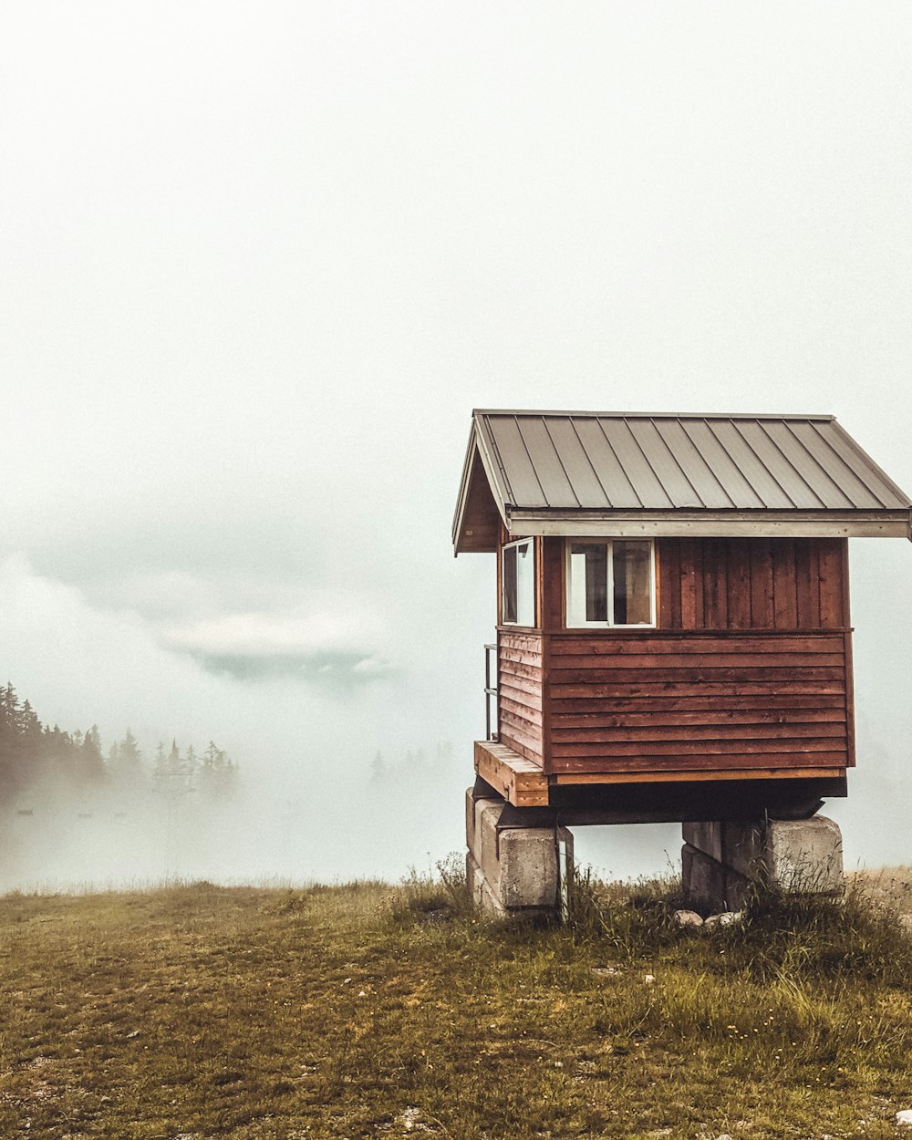 Chambre en bois marron sur rocher sur montagne