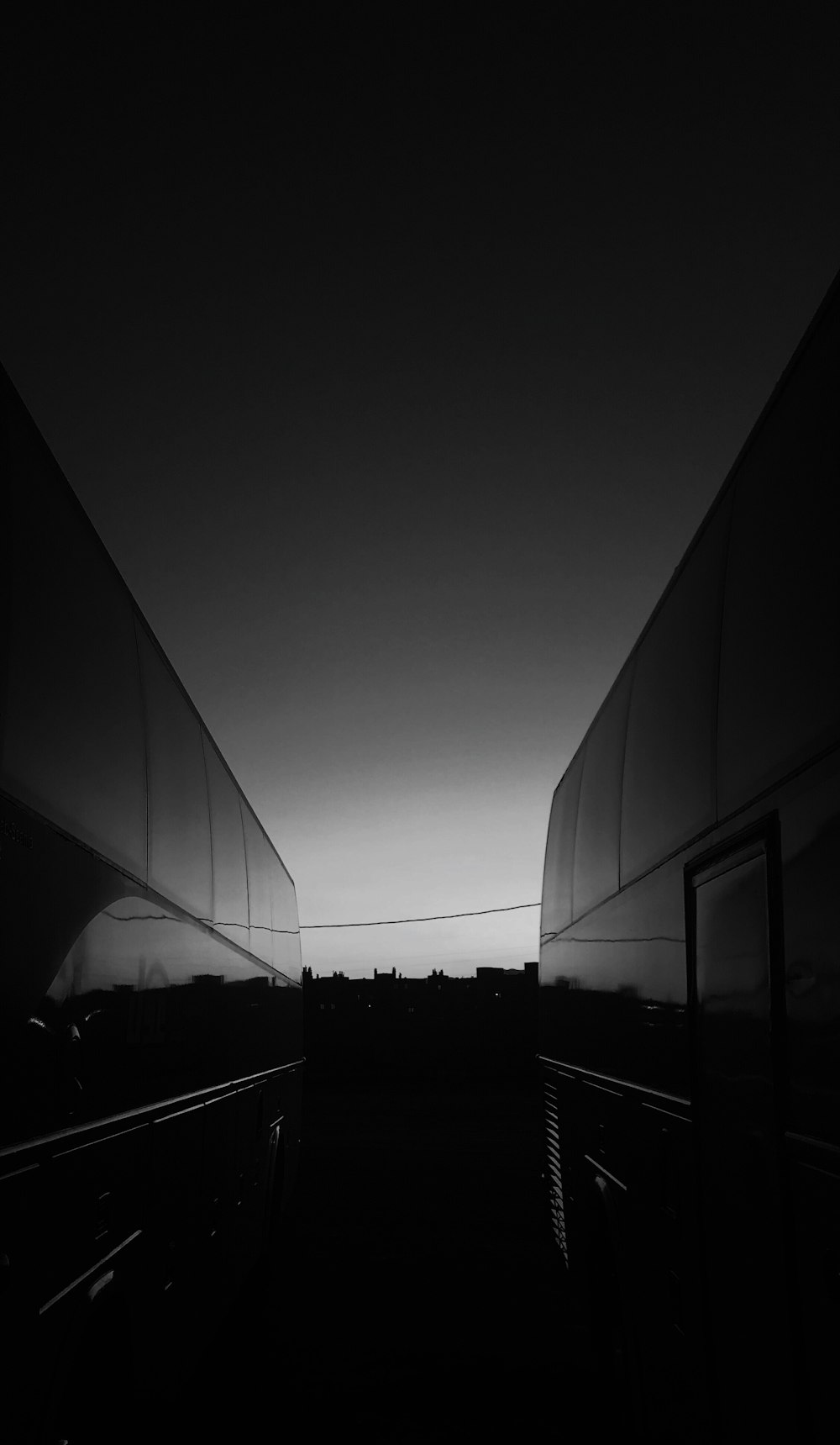 Una foto en blanco y negro de una vía de tren