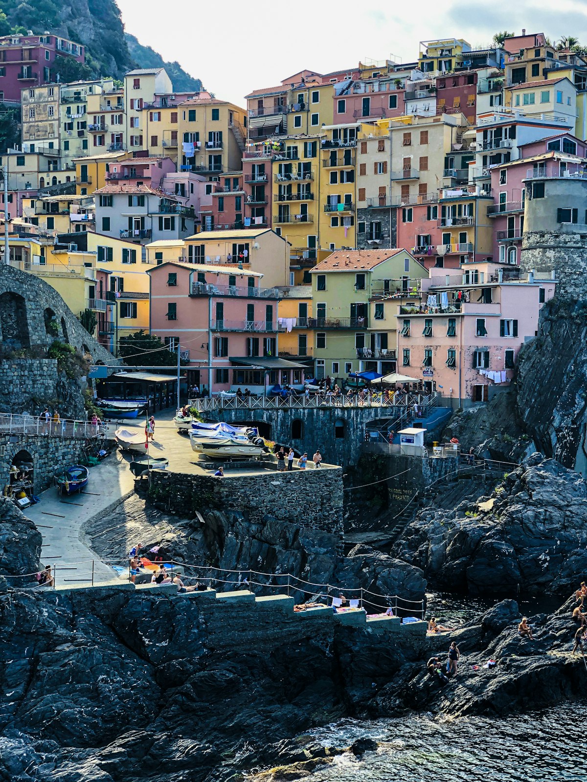 Manarola, uno dei cinque borghi delle Cinque Terre, con le case colorate affacciate sul mare della Liguria