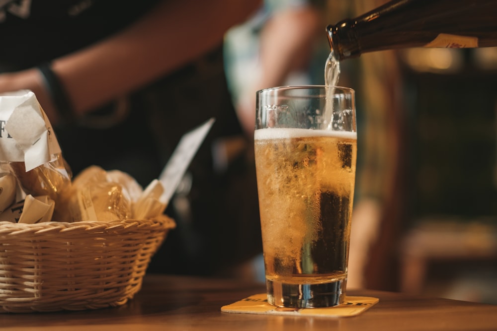 verre à boire transparent avec de la bière