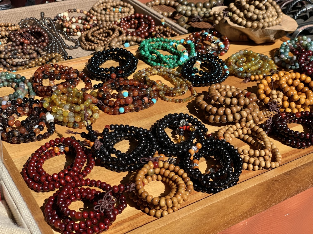 Colliers de perles de couleurs assorties exposés