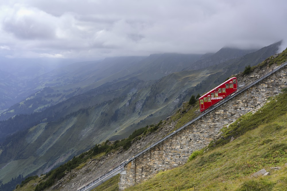 fotografia del treno rosso