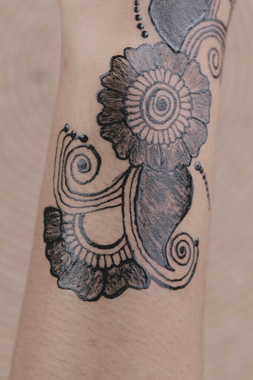 Foto tatuaje de brazo de flor negra – Imagen Gris gratis en Unsplash