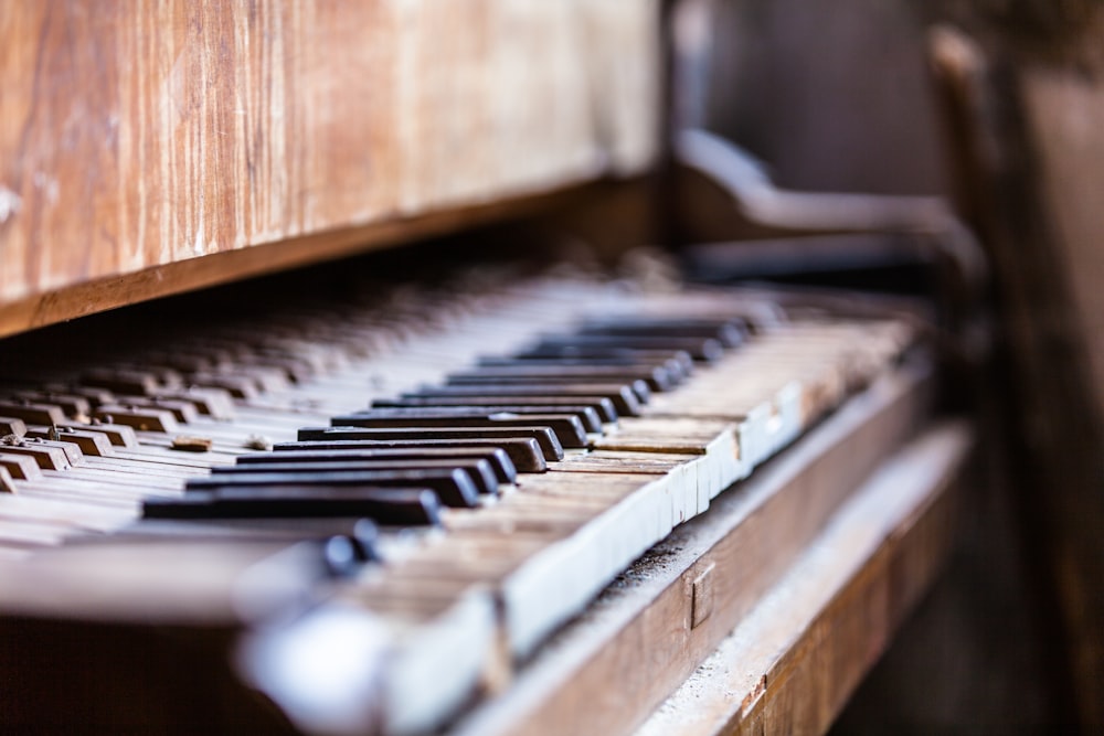 brown upright piano