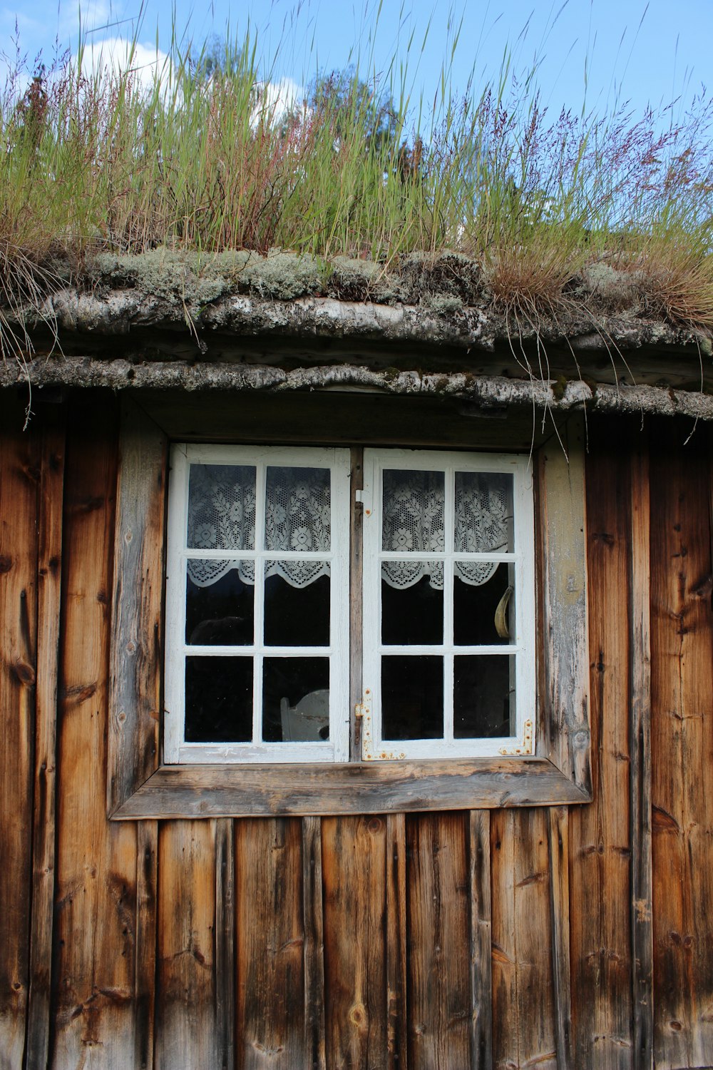 ventanas cerradas con marco de madera blanca