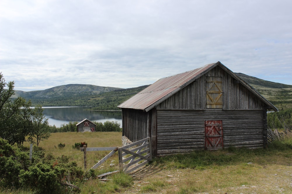 casa de madera gris