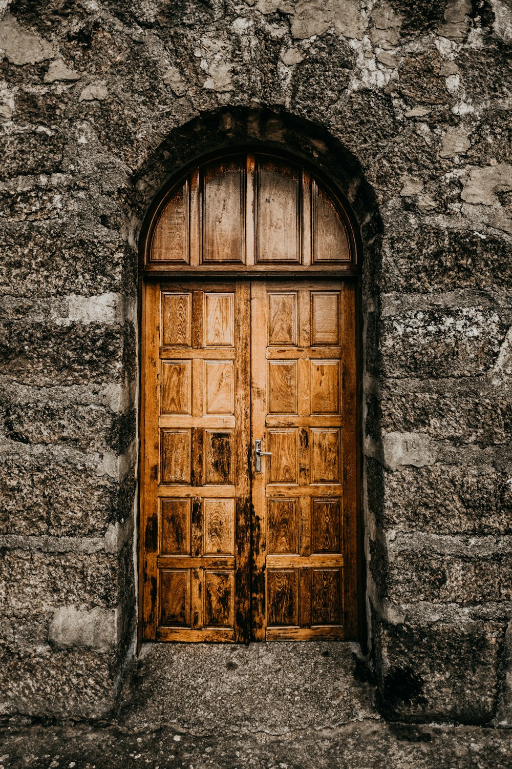 puerta cerrada de madera marrón