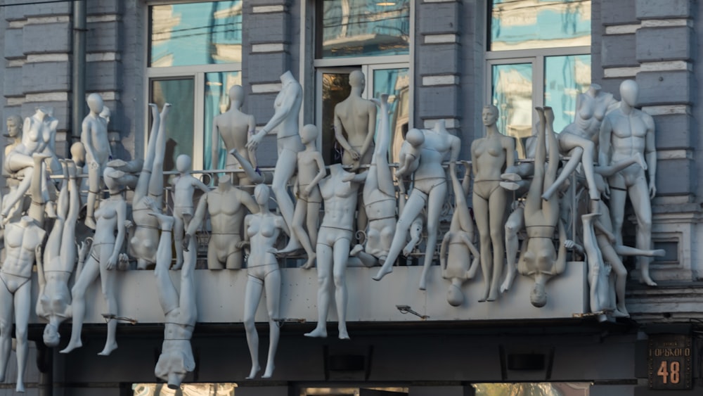 Statues humaines sur le pont de l’immeuble