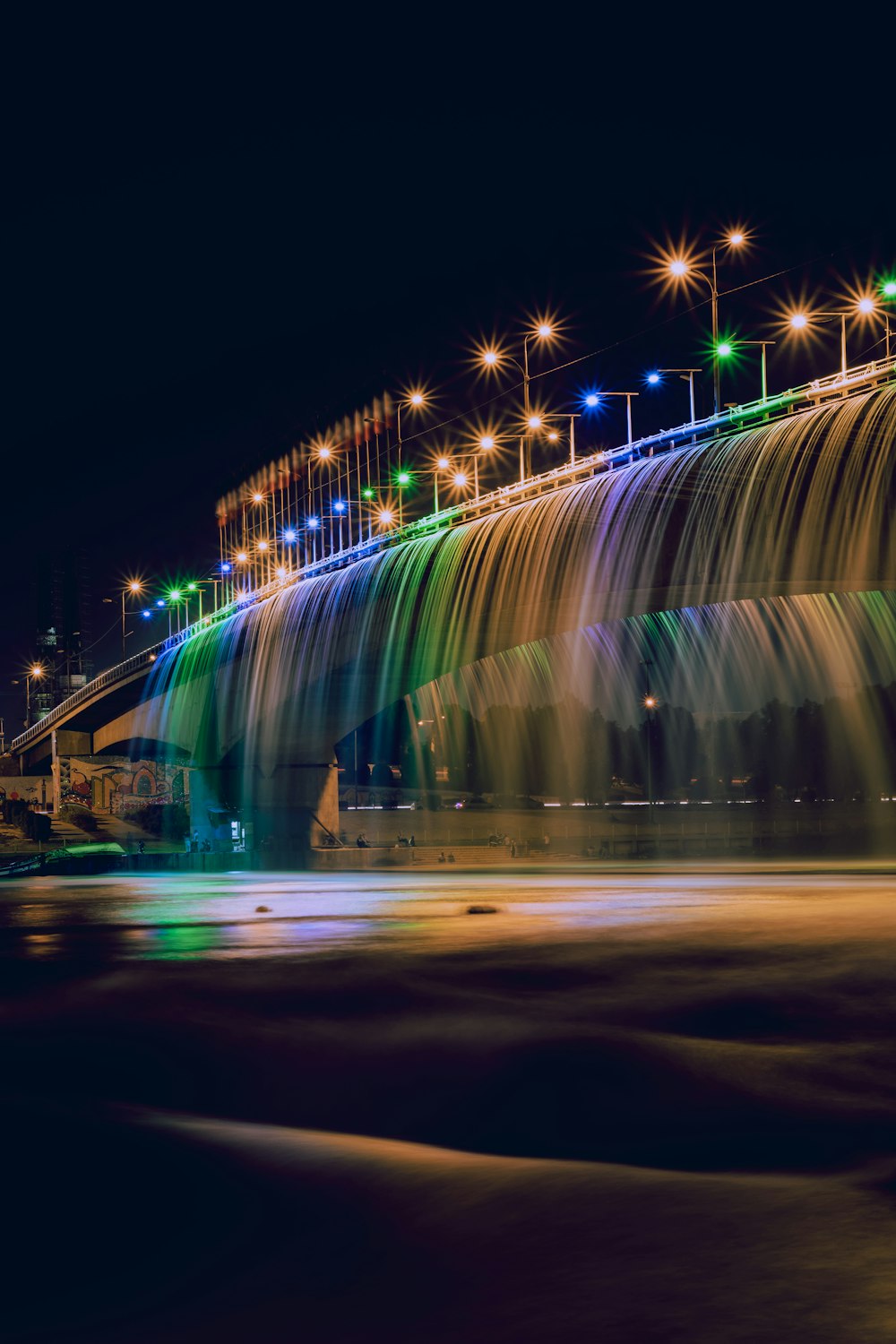 lumières LED de couleurs assorties sur un pont en béton gris