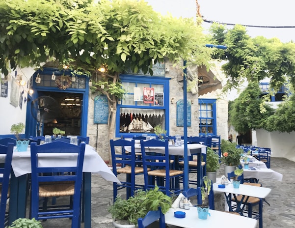 A hidden gem restaurant in Valencia with a cozy outdoor seating area.