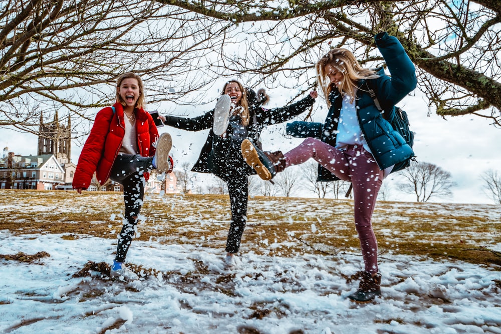 femmes donnant des coups de pied dans la neige