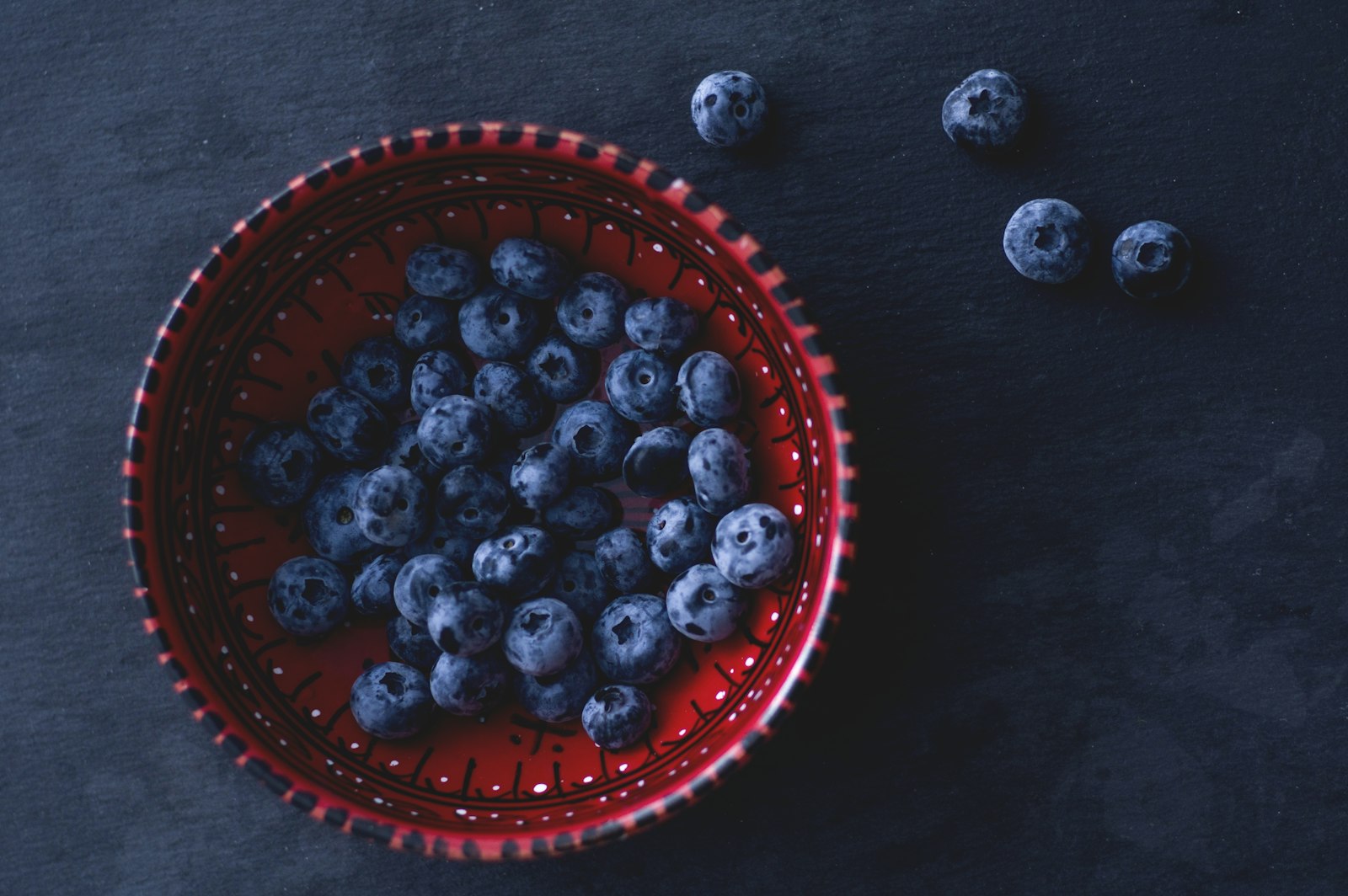 Pentax K-3 II sample photo. Blueberries in red ceramic photography