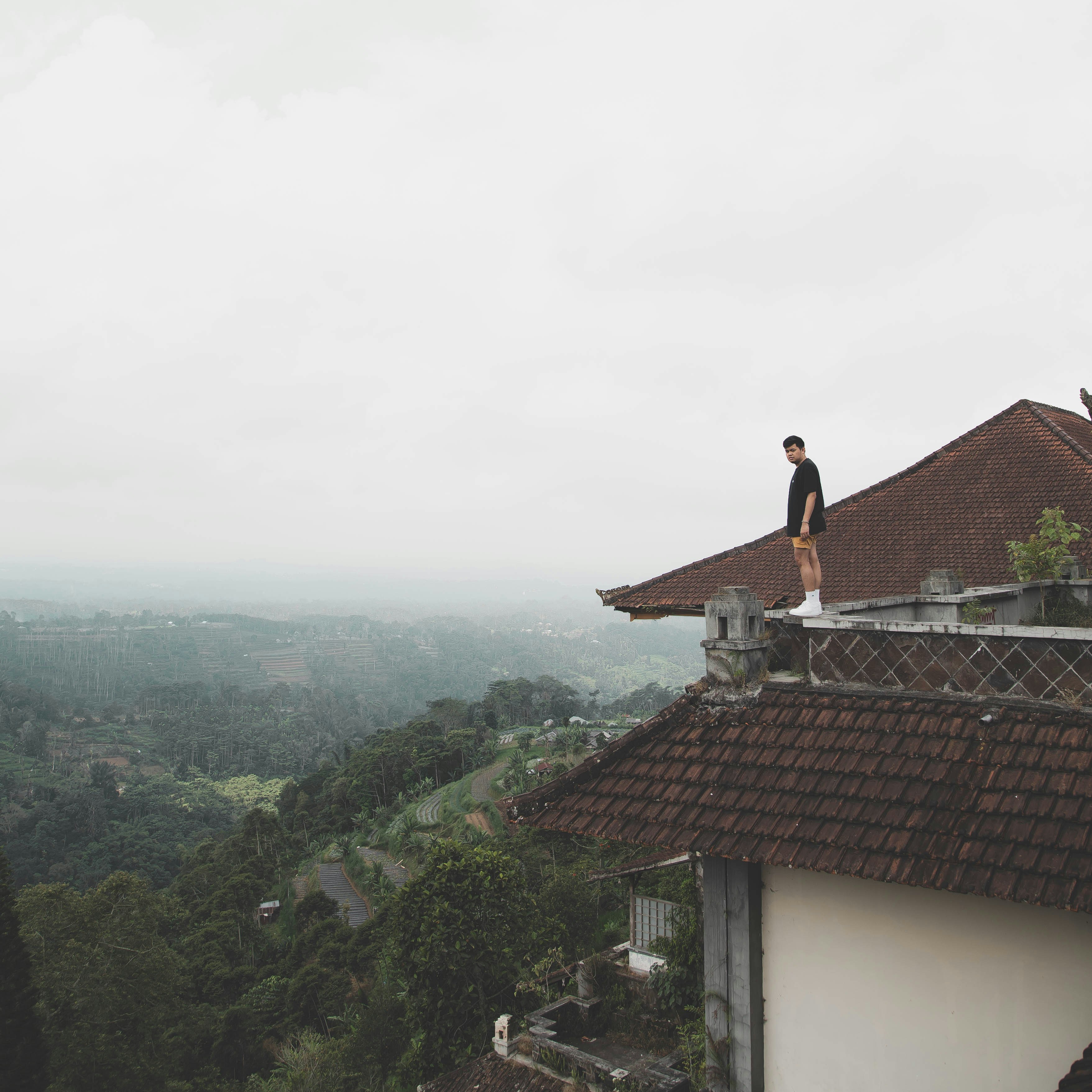 Pria berdiri di atap