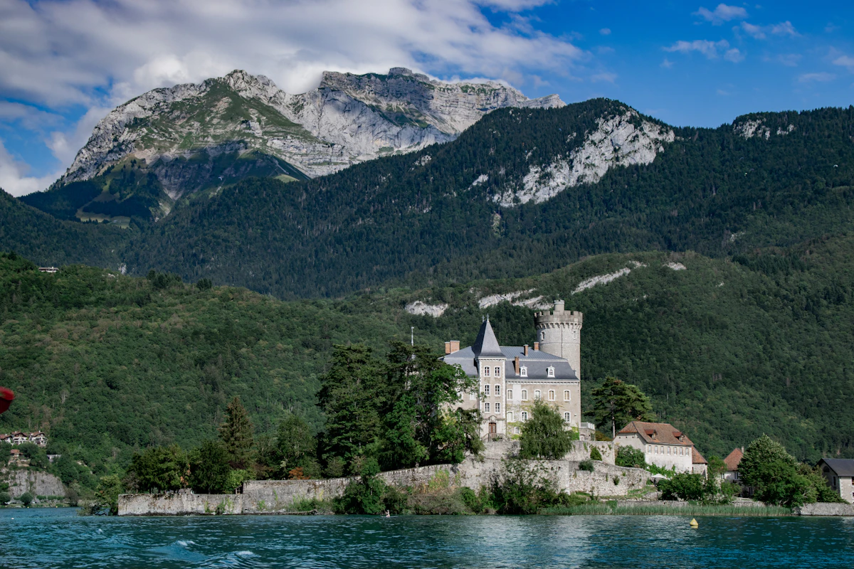 Lac d'Annecy entouré de montagnes