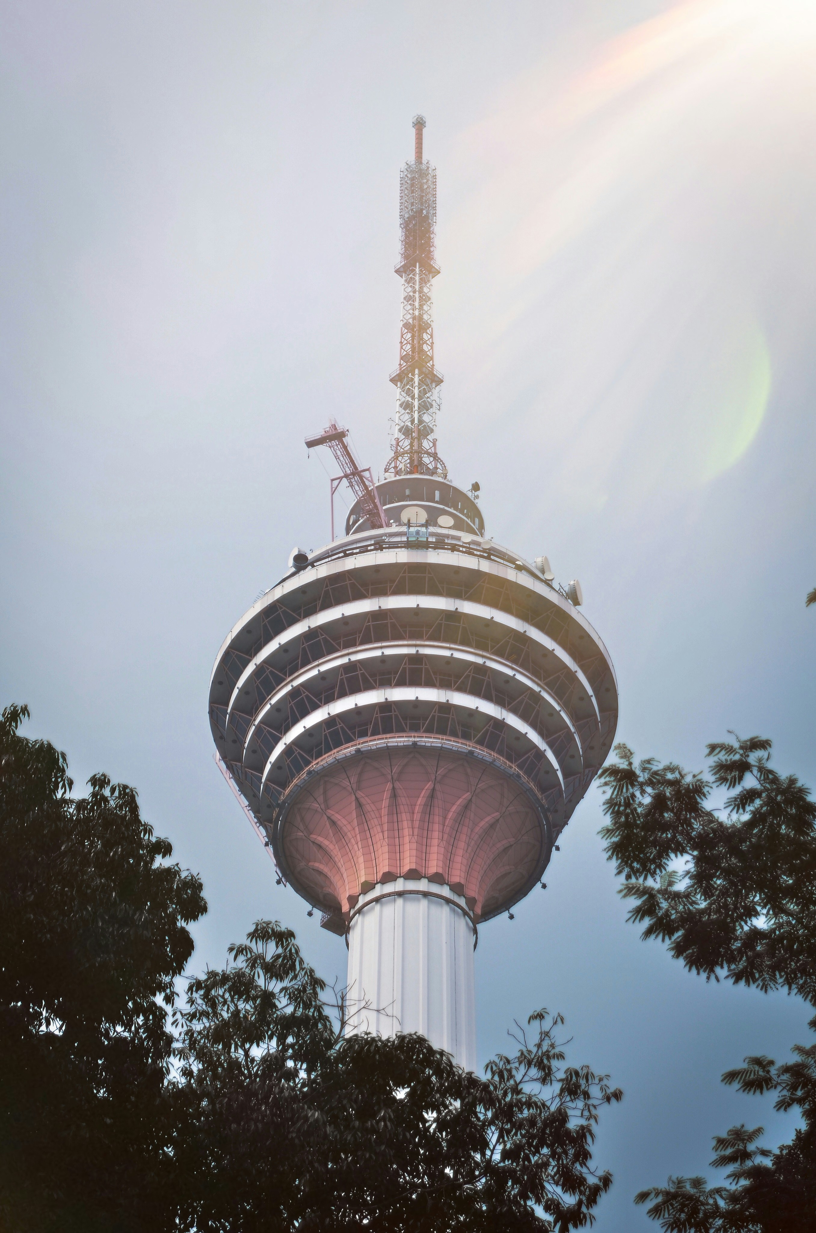 menara putih di siang hari