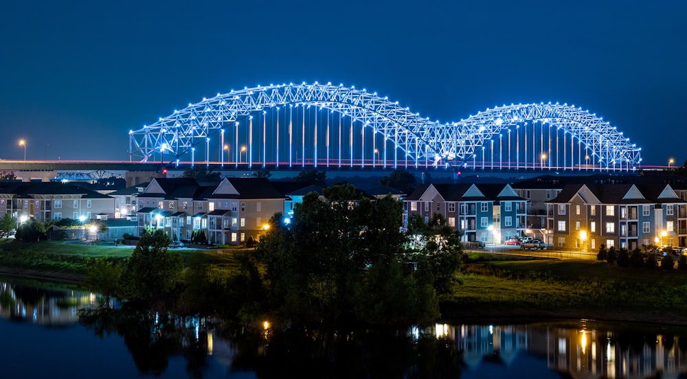 Puente de hormigón iluminado por la noche