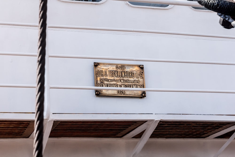 uma placa na lateral de um barco branco