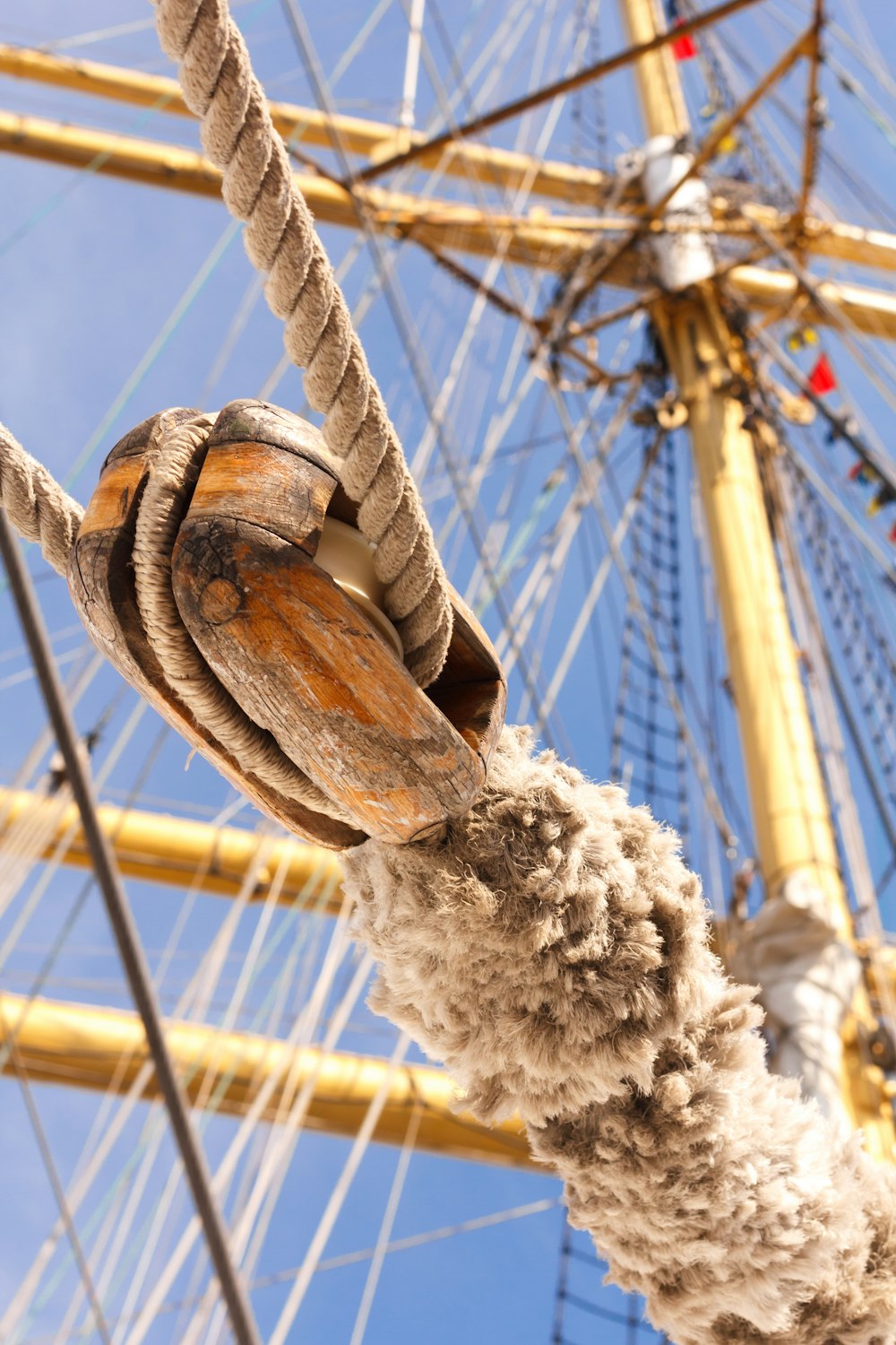 brown pulley and rope of boat