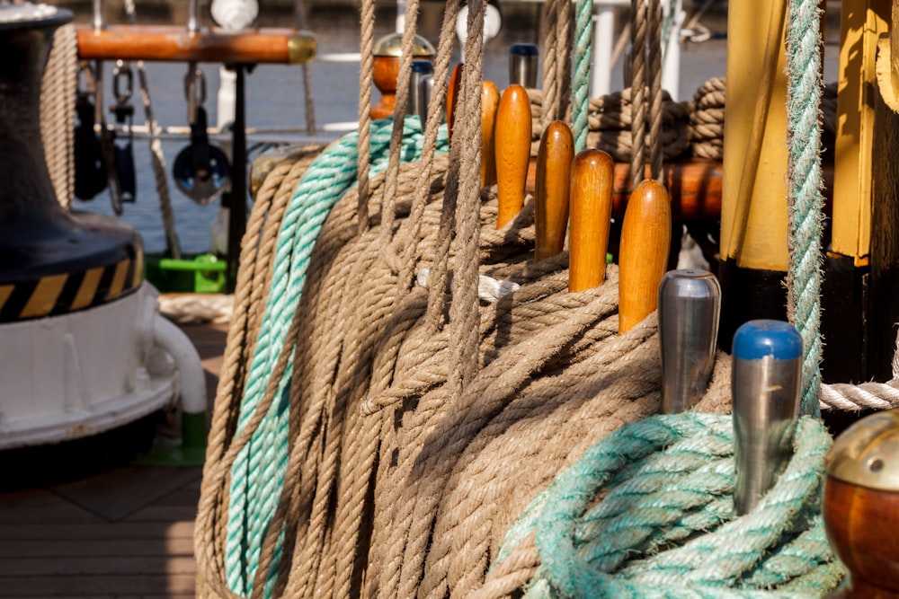 brown and green jute ropes