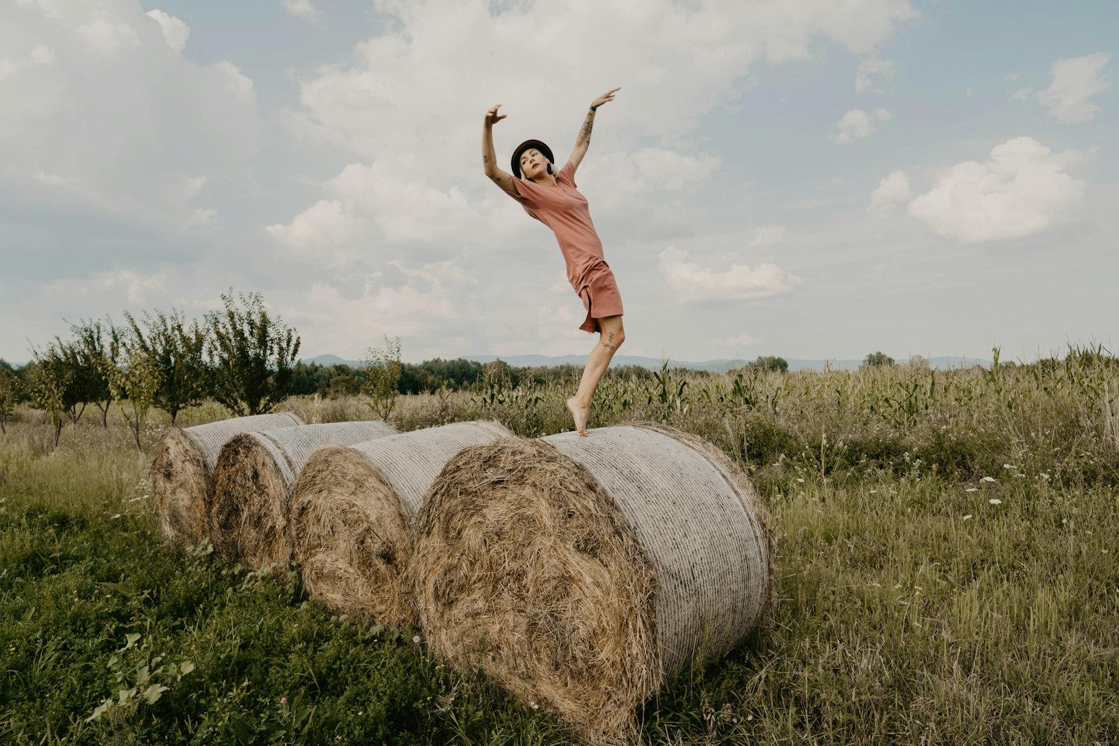 Samyang AF 14mm F2.8 FE sample photo. Man standing on hay photography