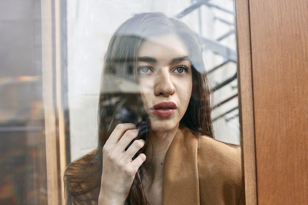 Photo de mise au point peu profonde d’une femme en haut brun