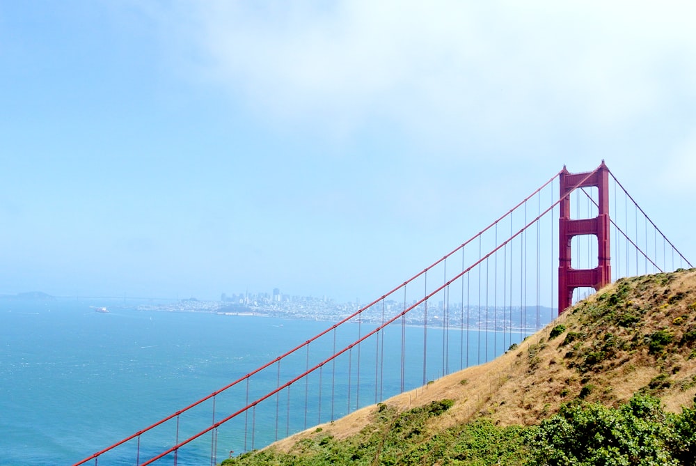 colline près du Golden Gate Bridge pendant la journée