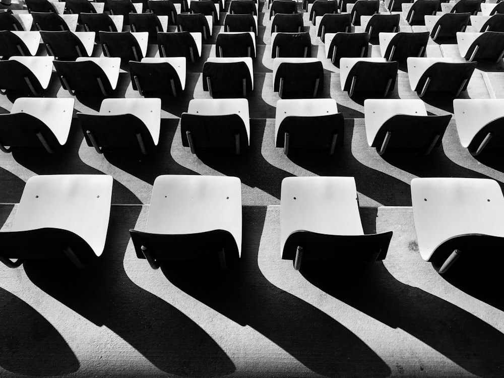 Graustufenfotografie von Stühlen ohne Menschen