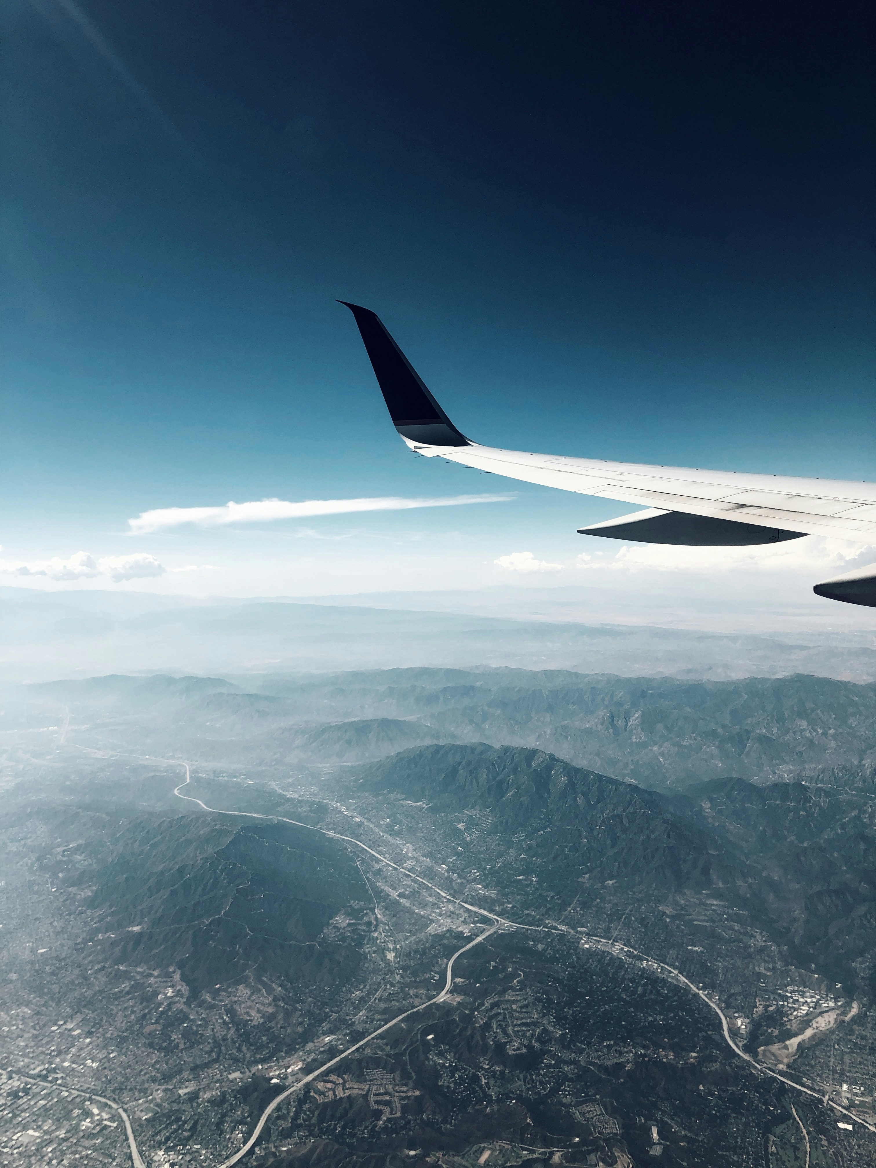 weißes Verkehrsflugzeug