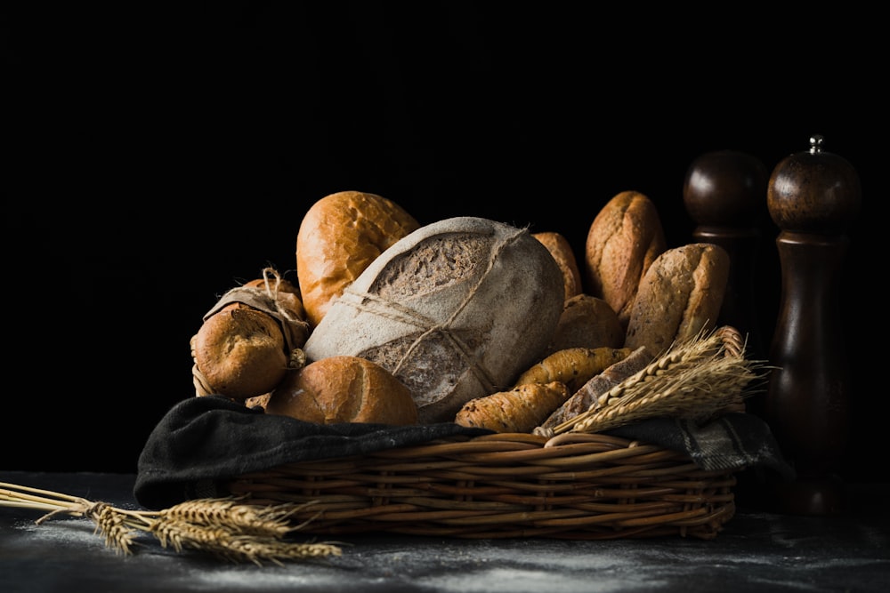 pães variados na cesta