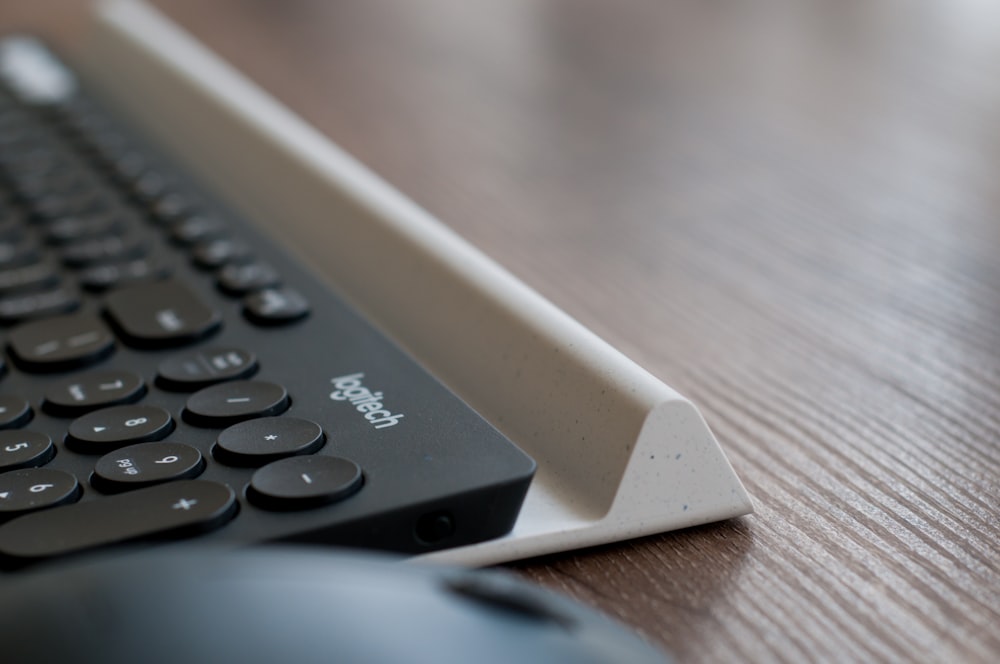 foto de closeup do teclado do computador na superfície marrom