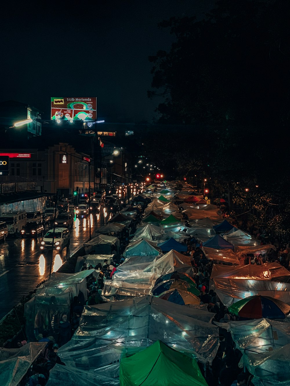 Fotografia ad alto angolo di tettoie su strada