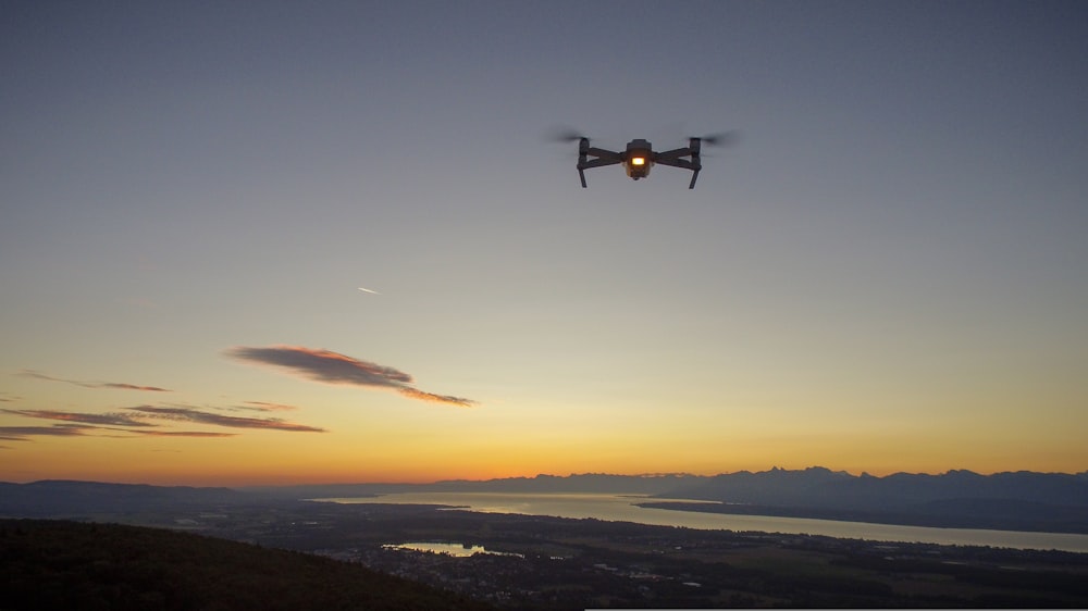 Drone no ar durante a hora dourada