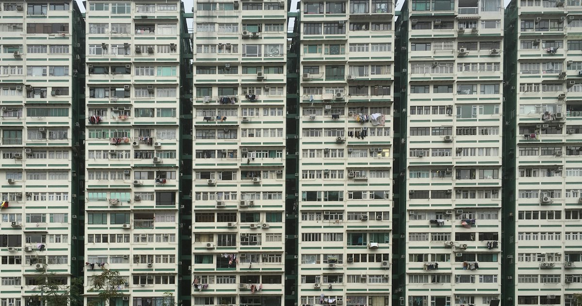 設有露台嘅住宅大廈外牆，二手居屋買入後裝修前要先檢查單位