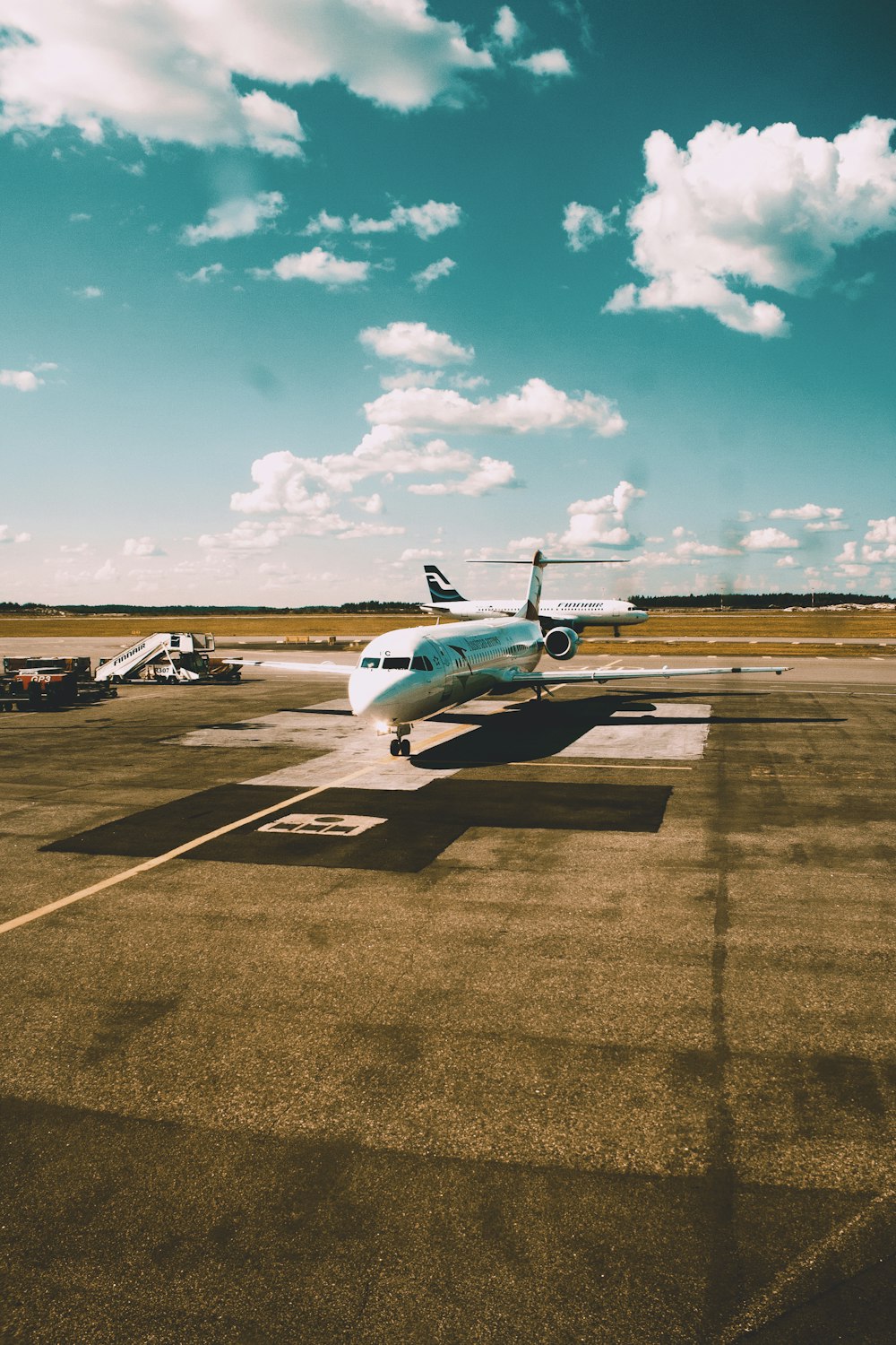 Ein kleines Flugzeug sitzt auf der Landebahn