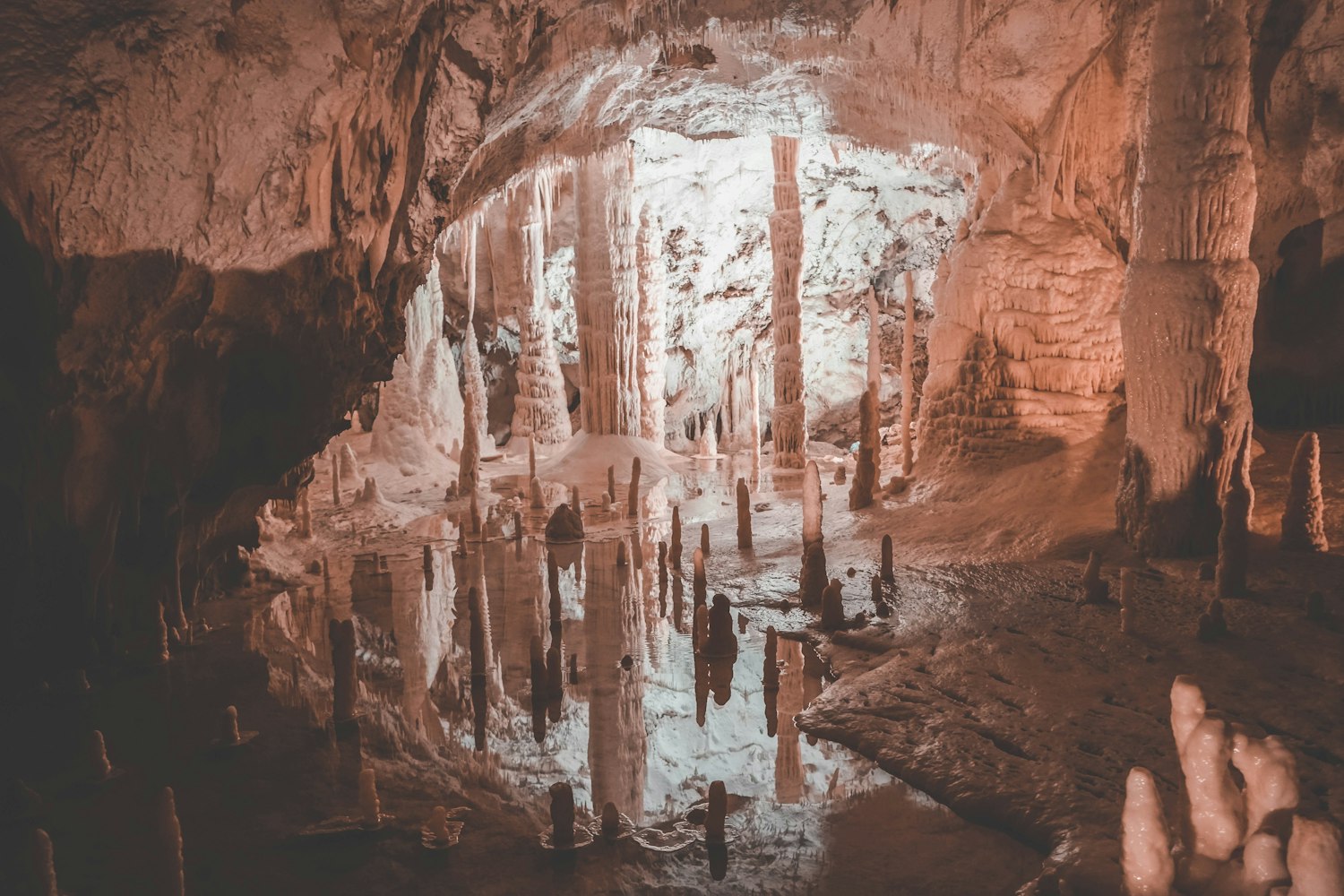 De kegels in de grotten van Frasassi