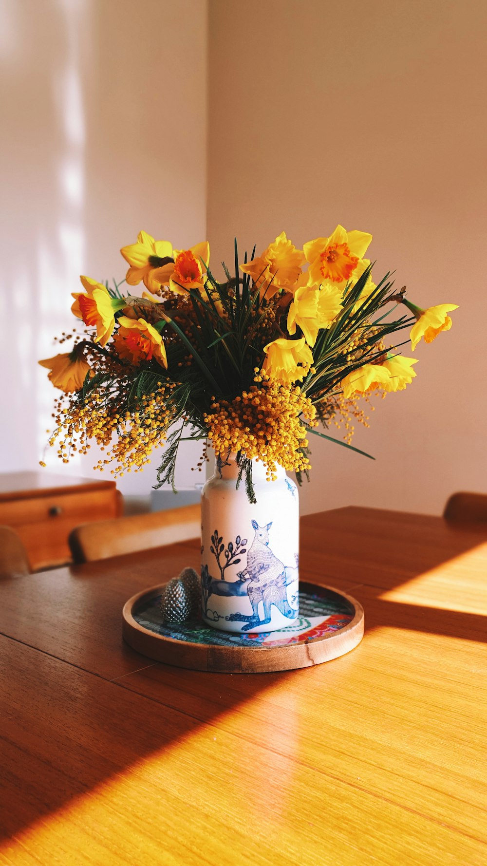 花瓶に飾られた黄色い花びらの花