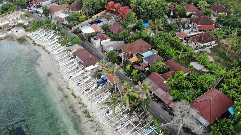 fotografia de alto ângulo de casas perto da praia