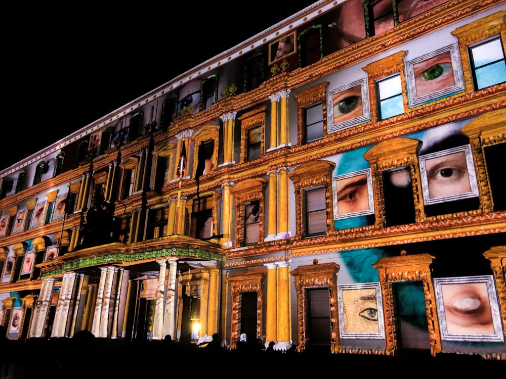 야간에는 여러 가지 빛깔의 역사적인 건물이 있습니다.