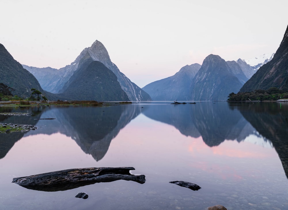 Réflexion de la montagne sur le plan d’eau pendant la journée