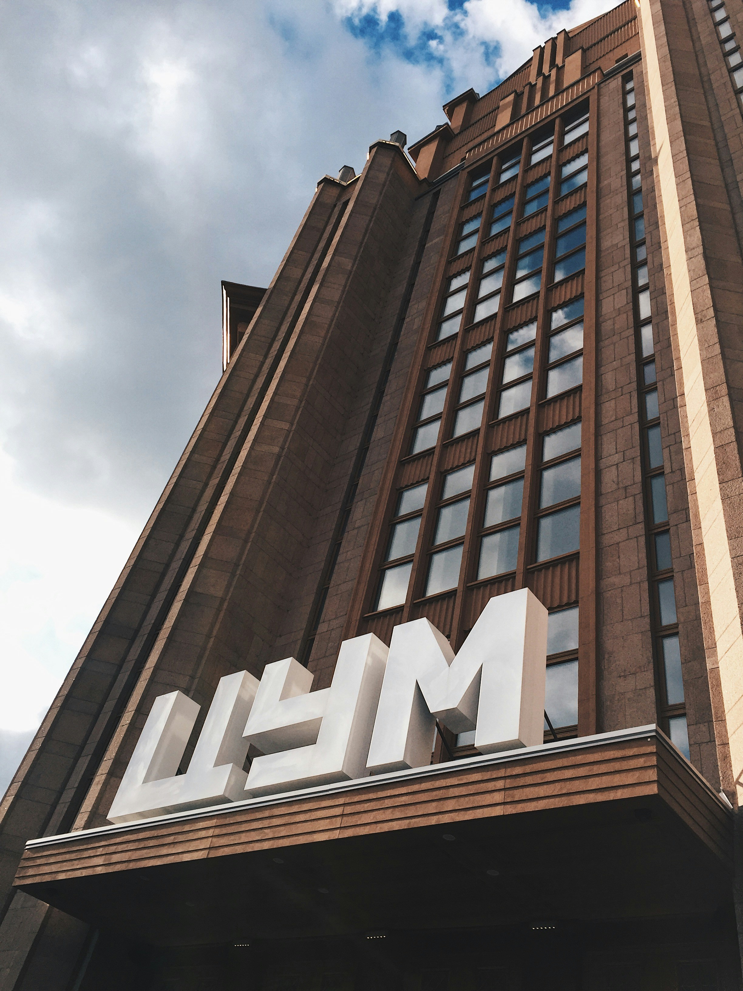 edificio de gran altura de hormigón marrón