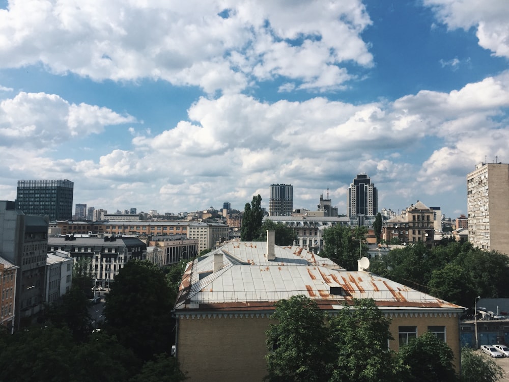 Bâtiments de la ville sous un ciel bleu et blanc