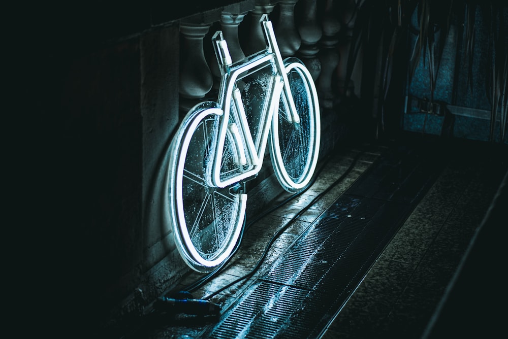 Weiße Fahrrad-Neonreklame