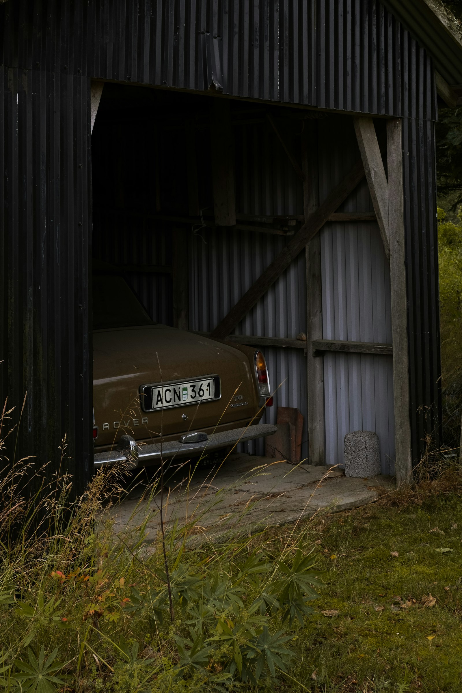 Fujifilm X-T3 + Fujifilm XF 35mm F2 R WR sample photo. Brown vehicle inside garage photography