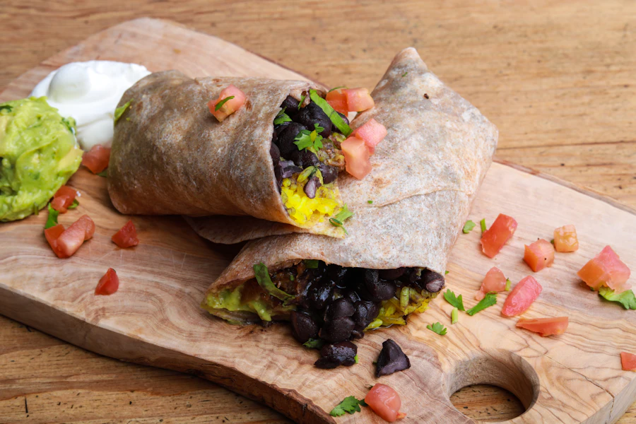 Burrito especial de la casa con guarniciones.